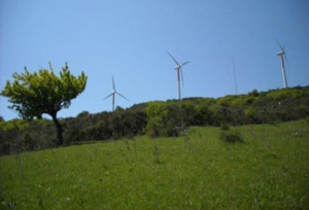 Enna. Profanato da giganteschi pali eolici il panorama del Belvedere - 