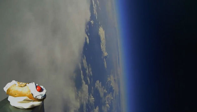 SICILIAN SPACE PROGRAM: lancio di un cannolo siciliano nello spazio