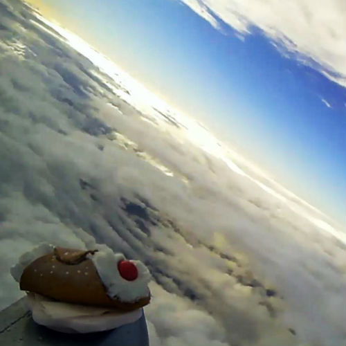SICILIAN SPACE PROGRAM: lancio di un cannolo siciliano nello spazio