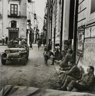 Robert Capa: le strade di Cefalù 1943