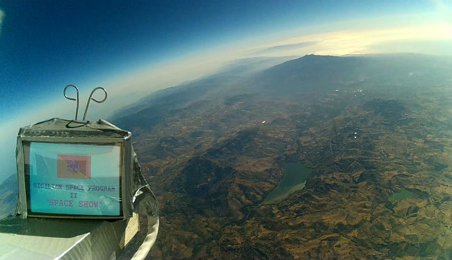 Il ritorno della banda del cannolo. I ragazzi di Enna inviano nello spazio un mini schermo con video della Sicilia