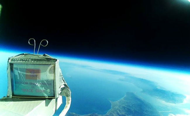 Il ritorno della banda del cannolo. I ragazzi di Enna inviano nello spazio un mini schermo con video della Sicilia