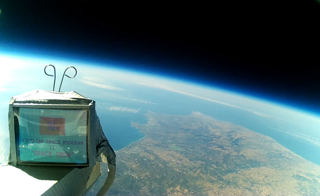 Il ritorno della banda del cannolo. I ragazzi di Enna inviano nello spazio un mini schermo con video della Sicilia