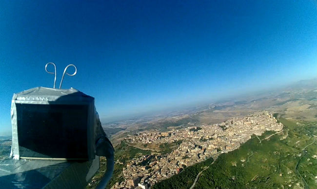 Il ritorno della banda del cannolo. I ragazzi di Enna inviano nello spazio un mini schermo con video della Sicilia