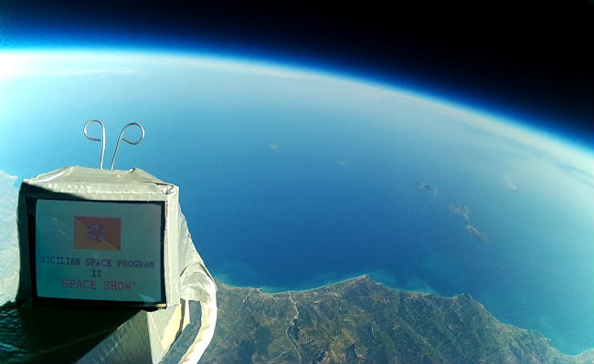 Il ritorno della banda del cannolo. I ragazzi di Enna inviano nello spazio un mini schermo con video della Sicilia