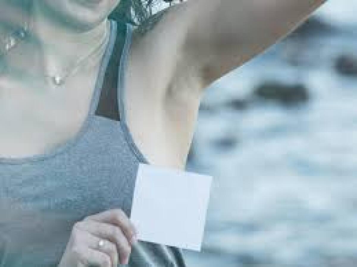 La nuova moda è tingersi i peli delle ascelle: blu, verde acqua o biondi a seconda dei capelli - 