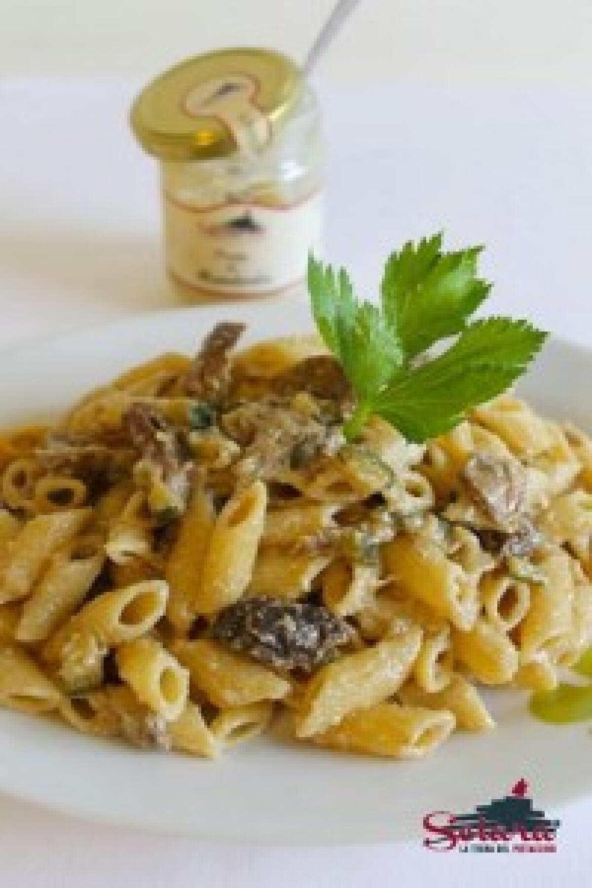 Mezze penne rigate con pesto di mandorle, funghi porcini e zucchine - 