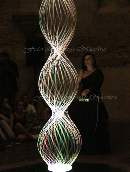 Enna √i√i: SPACETIME HELIX, torre di Federico: uno spettacolo di scultura-luce-suono