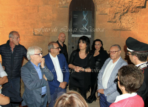 Enna √i√i: SPACETIME HELIX, torre di Federico: uno spettacolo di scultura-luce-suono