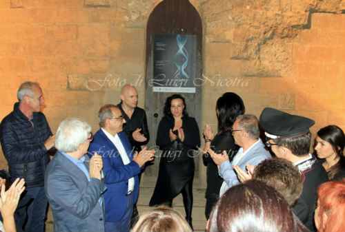 Enna √i√i: SPACETIME HELIX, torre di Federico: uno spettacolo di scultura-luce-suono