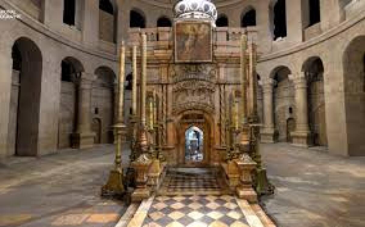 Fenomeni paranormali nel Santo Sepolcro? La tomba di Gesù riaperta tra ‘dolci aromi’ e perturbazioni elettromagnetiche - 