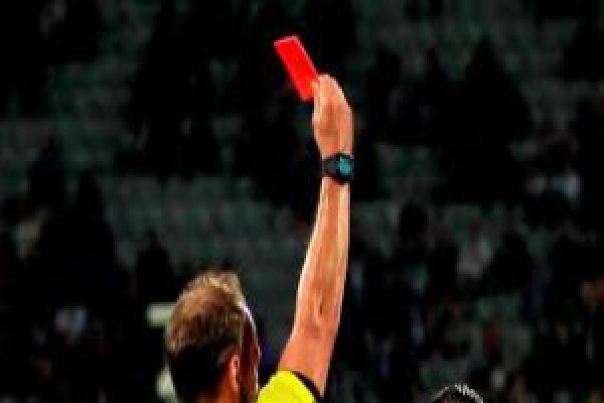 Un arbitro di calcio si reca da una maga... - 