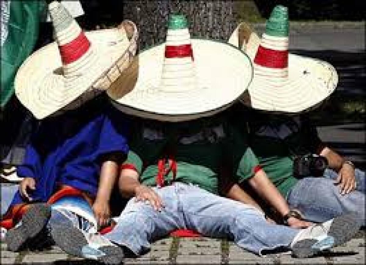 Tre messicani stanno facendo la siesta... - 