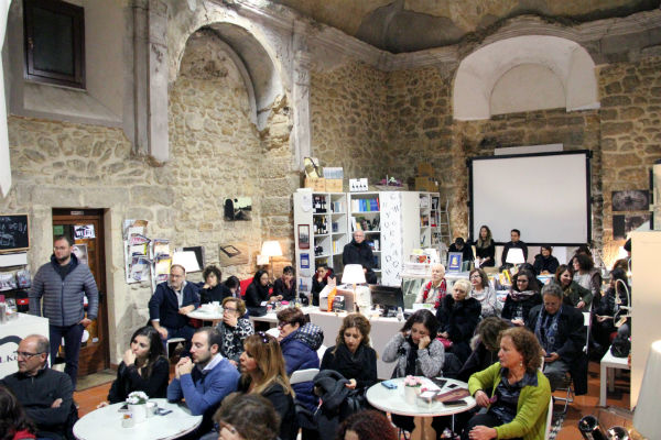 Violenza di genere. √i√i - Caffè letterario Al Kenisa e SiciliaNewsTv, convegno: "Prede da cacciare"