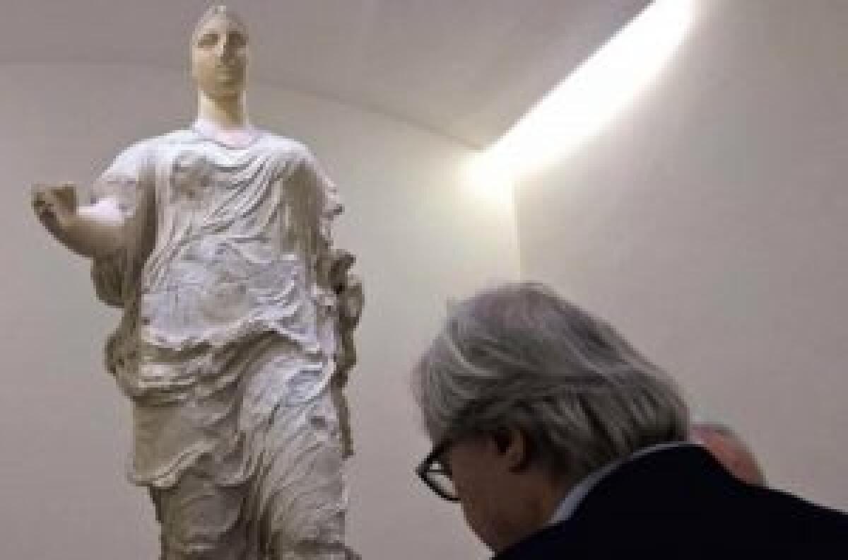 Venere di Morgantina. Sgarbi! Sgarbi! Sgarbi! capra! capra! capra! - Video - 