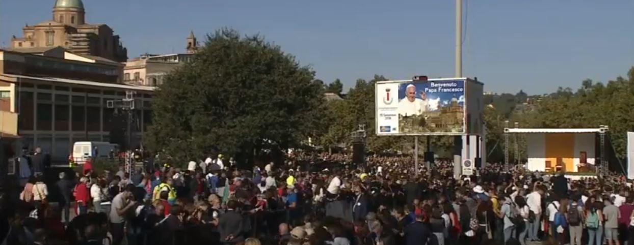 Papa Francesco a Piazza Armerina: “Non sono poche le piaghe che vi affliggono" - foto e video