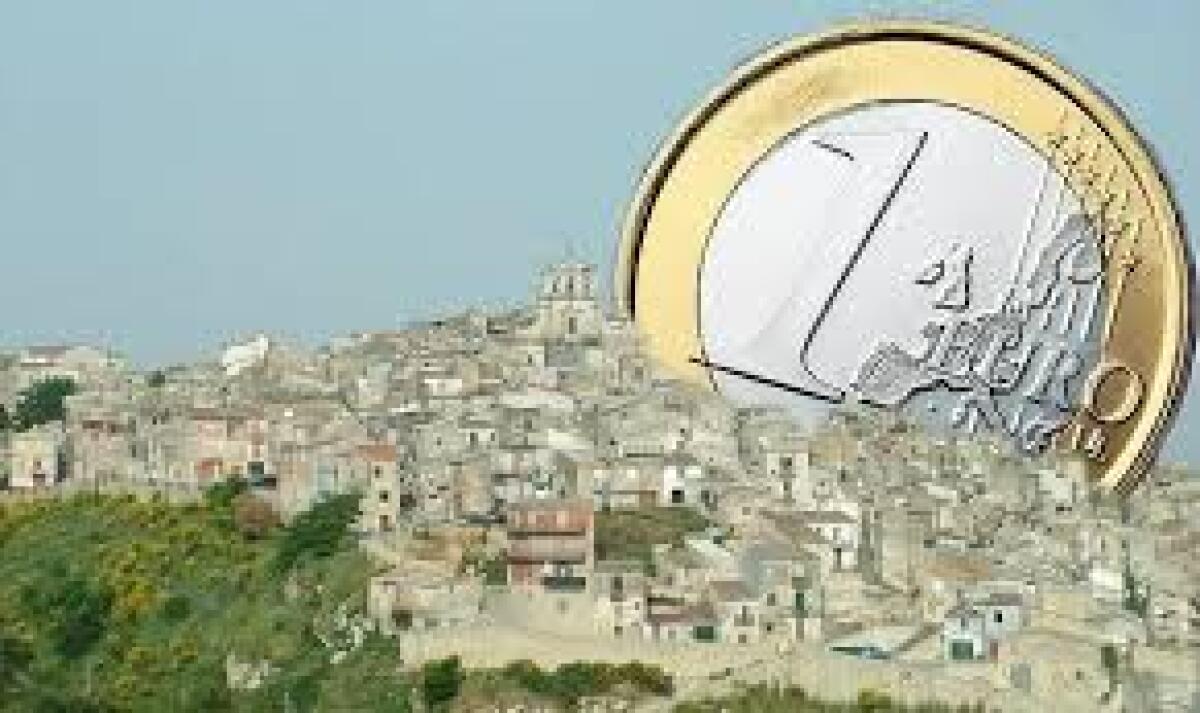 Vendita di case a 1 euro: si attraggono nuovi abitanti stranieri nei borghi spopolati, ma non si arresta l’emigrazione giovanile - 