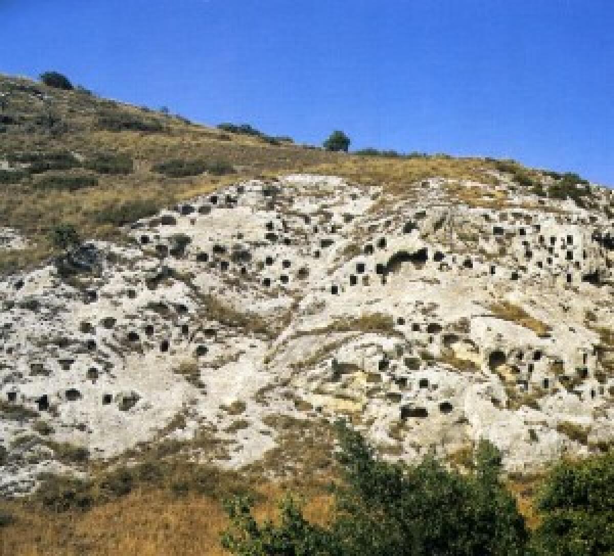 Calascibetta. Necropoli di Realmese - 