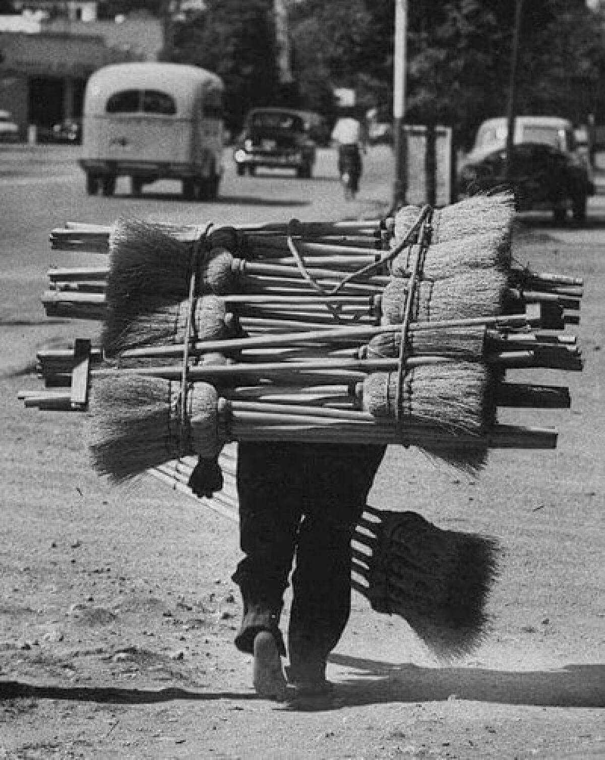 Enna. Il venditore di scope - 