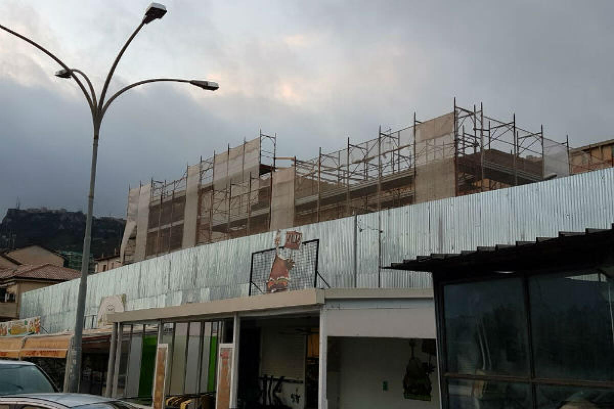 Enna Bassa: Palazzo del Mietitore e dehors con le quattro frecce - 