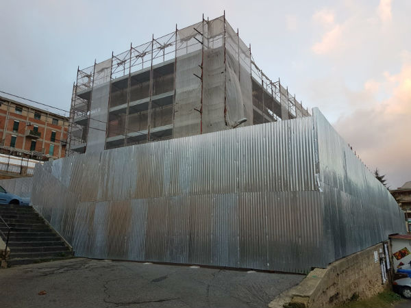 Enna Bassa: Palazzo del Mietitore e dehors con le quattro frecce