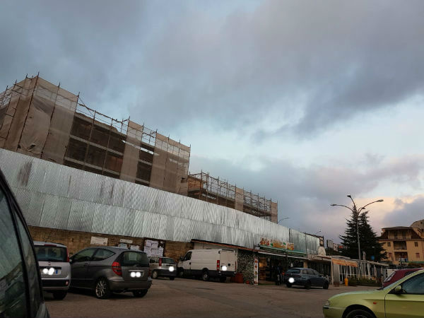 Enna Bassa: Palazzo del Mietitore e dehors con le quattro frecce