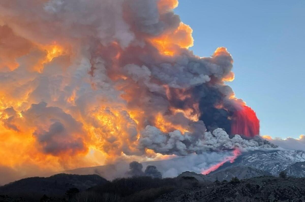 L'Etna fa paura: forti boati ed eruzione in corso, con fontane di lava - 