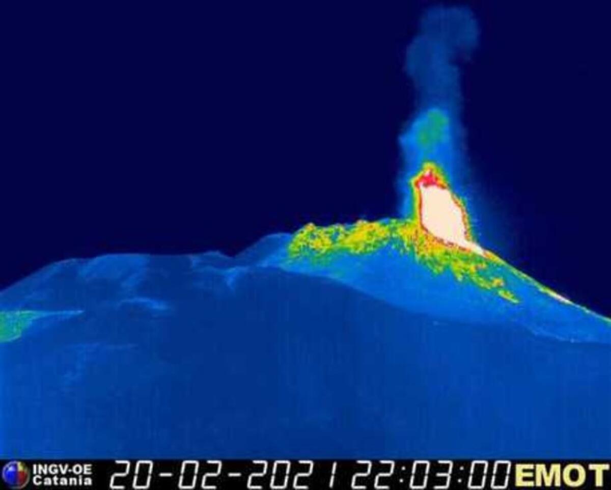 Evento parossistico sull'Etna con lava pulsante dal cratere di Sud-Est - 