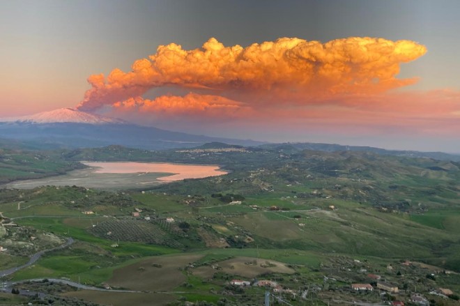 L'Etna fa paura: forti boati ed eruzione in corso, con fontane di lava