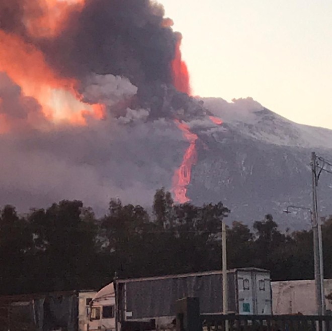 L'Etna fa paura: forti boati ed eruzione in corso, con fontane di lava