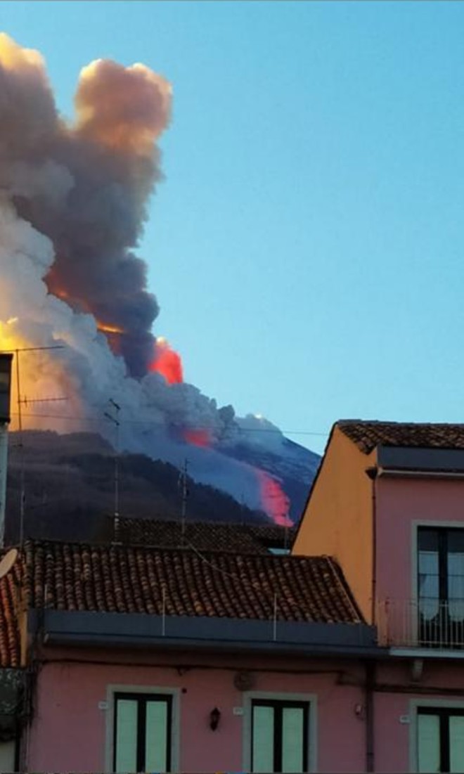 L'Etna fa paura: forti boati ed eruzione in corso, con fontane di lava