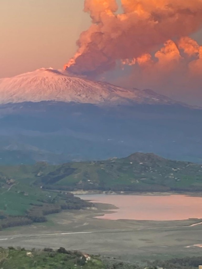 L'Etna fa paura: forti boati ed eruzione in corso, con fontane di lava