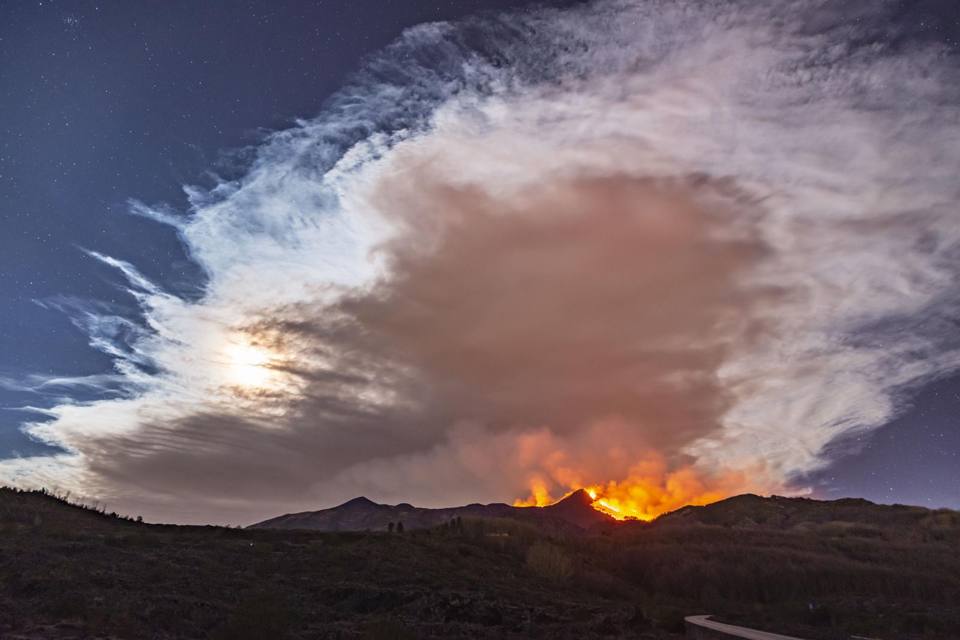 Etna: fontana di lava e cenere lavica da cratere di Sud-Est