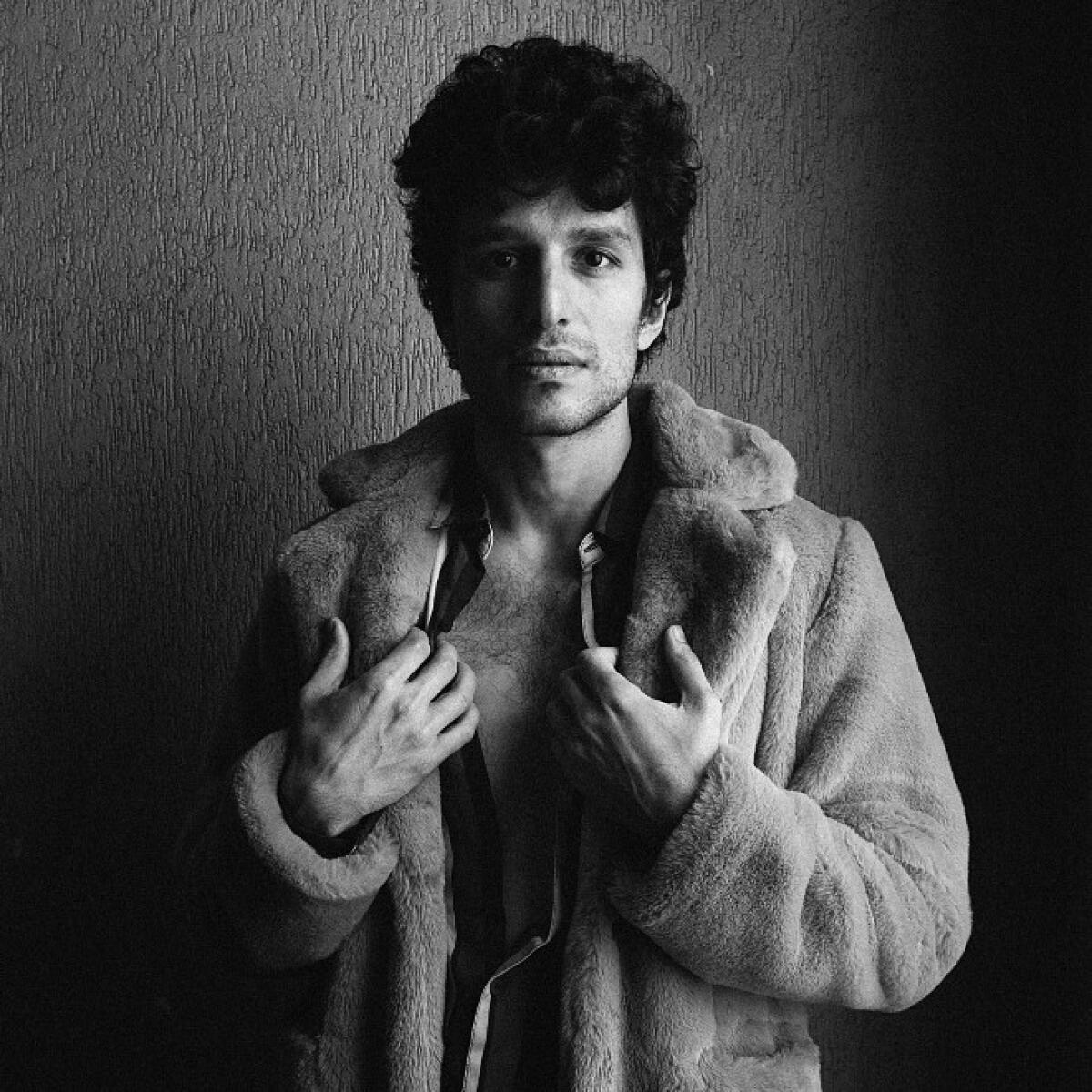 L'ennese Mauro Lamantia, attore e artista, ora anche poeta alla sua prima pubblicazione - 