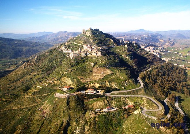 L’insediamento di Agira in età medievale dai dati storici e archeologici - Tesi Laurea by Ausilia Cardaci