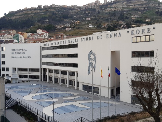 “L’organizzazione sociale dello spazio: due casi a confronto” Enna e Caltanissetta. Tesi Laurea by Antonino Restuccia