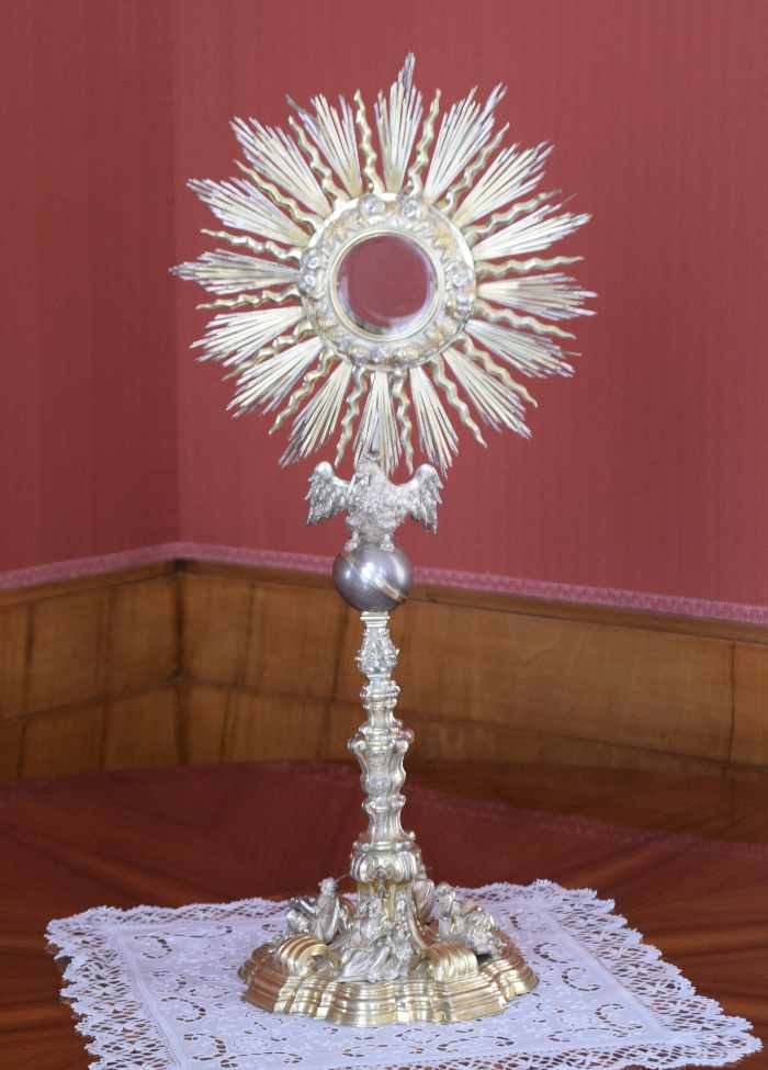 Ostensorio a raggiera, XIX secolo, argento, con il pellicano che nutre i suoi piccoli e i quattro evangelisti alla base, h 73 cm