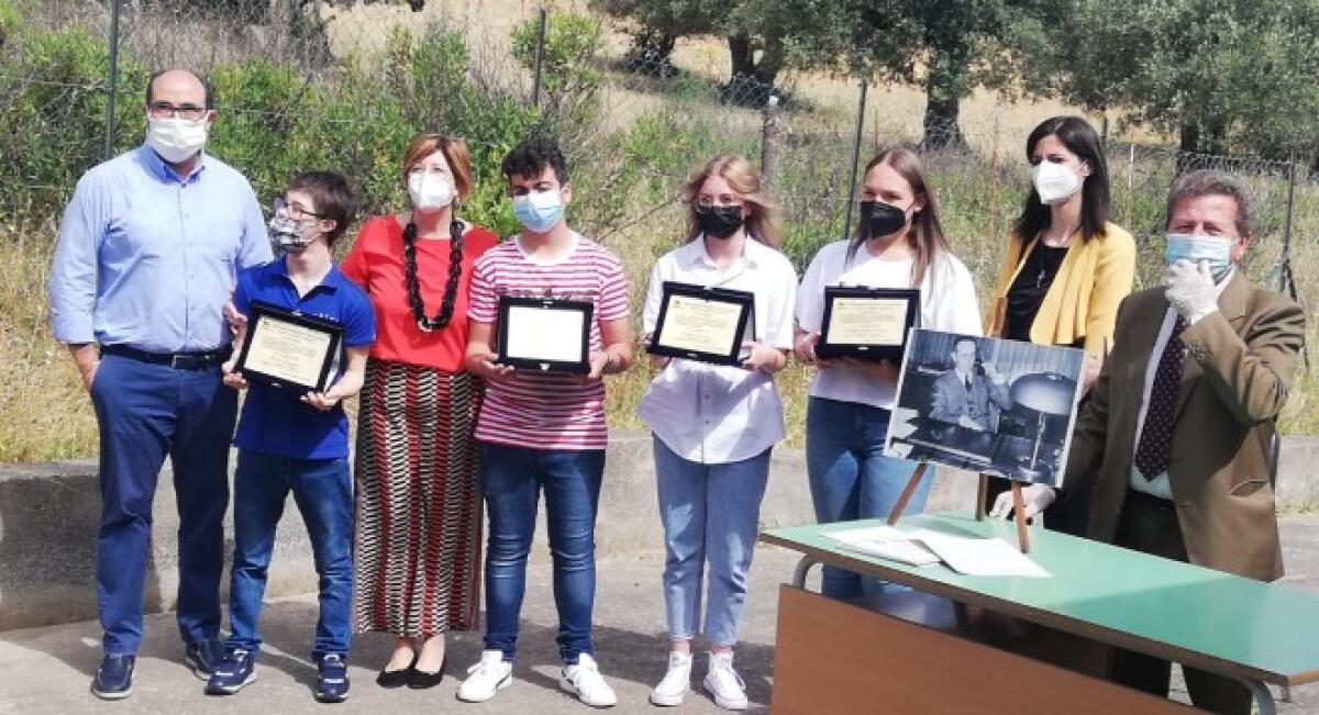 Gagliano Castelferrato: alunni Scuola Media commemorano 59° anniversario morte di Enrico Mattei - 