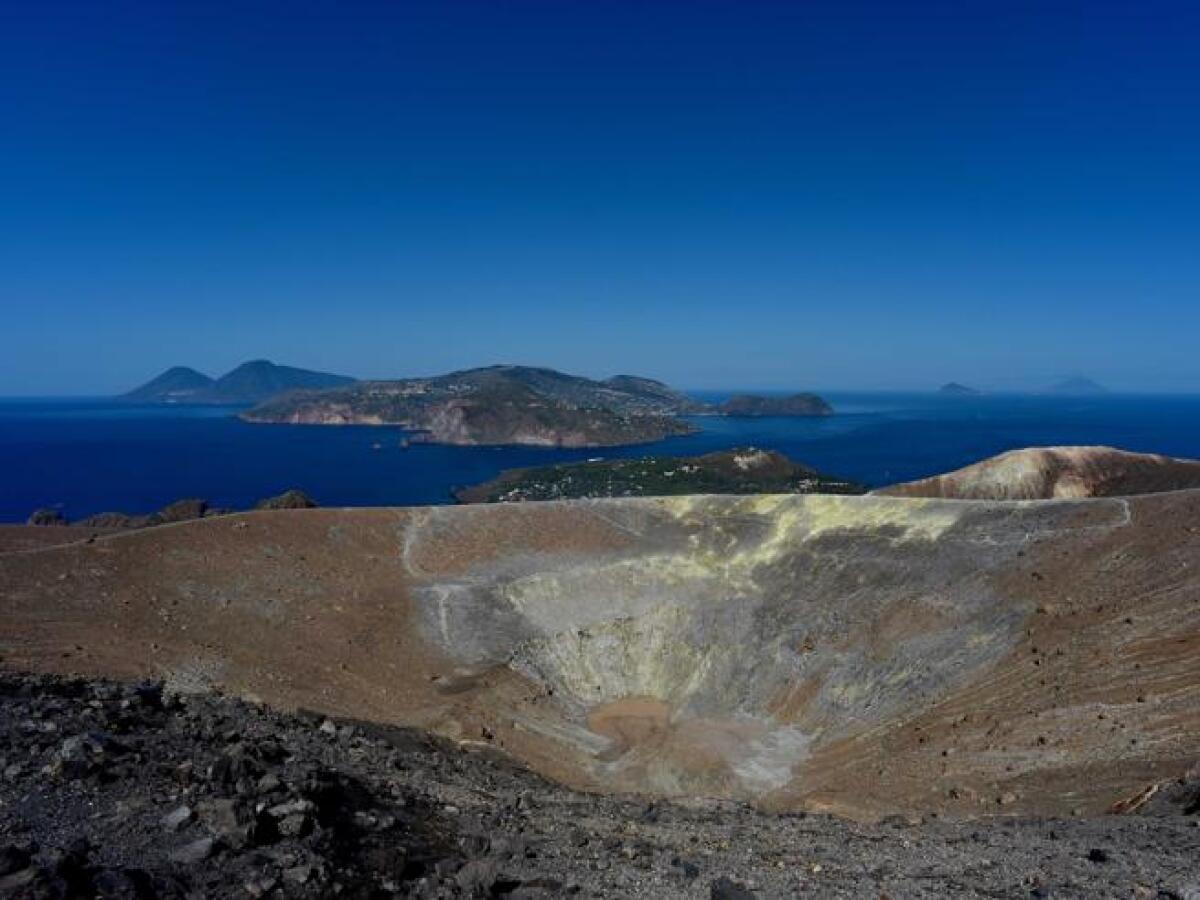 Vulcano: allerta gialla per rischio eruttivo, a 130 anni dall’ultimo episodio - 