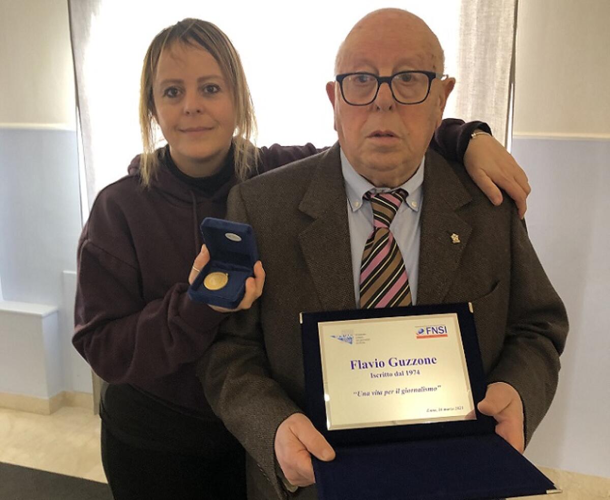 Festeggiato per il 50esimo della sua carriera il decano dei giornalisti ennesi Flavio Guzzone - 