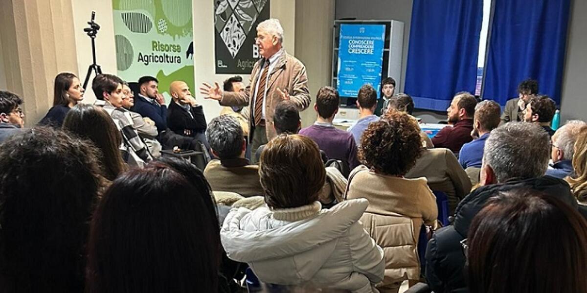Troina. Lezione sulla Costituzione del prof. Giuseppe Speciale alla scuola di formazione politica di Agorà - 