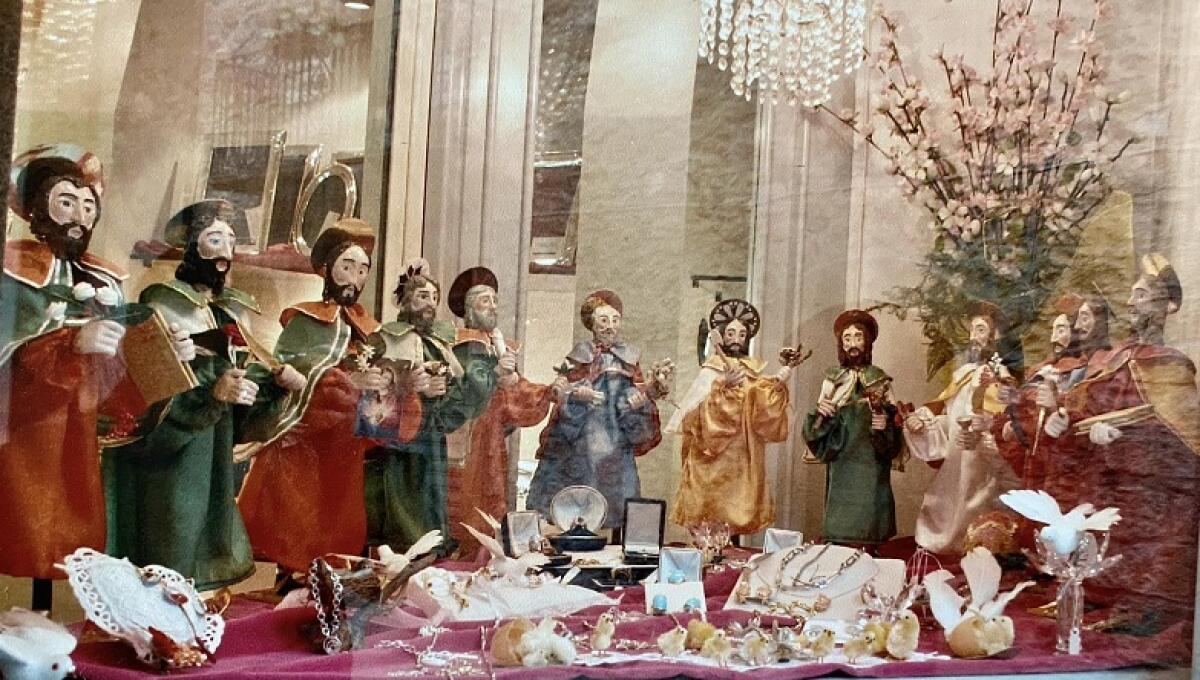 Aidone: i 12 santoni in miniatura, realizzati circa mezzo secolo fa, donati alla confraternita Maria Ss Annunziata - 