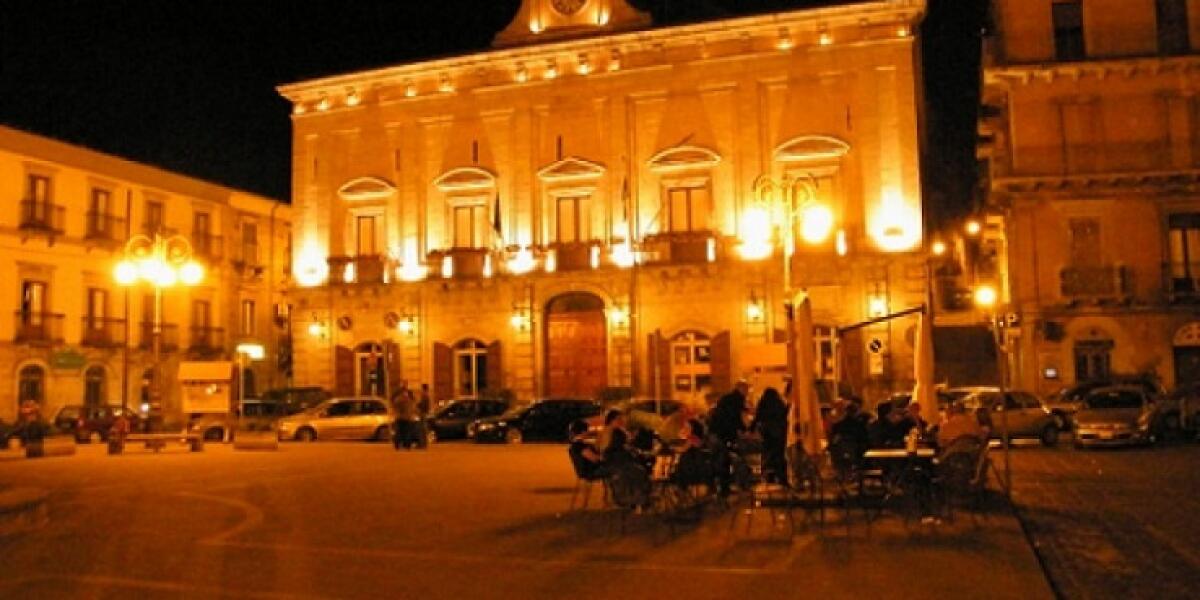 NICOSIA. ONORE AL SINDACO PER LA SCELTA CORAGGIOSA DI LIBERARE LA PIAZZA DALLE AUTOMOBILI - 