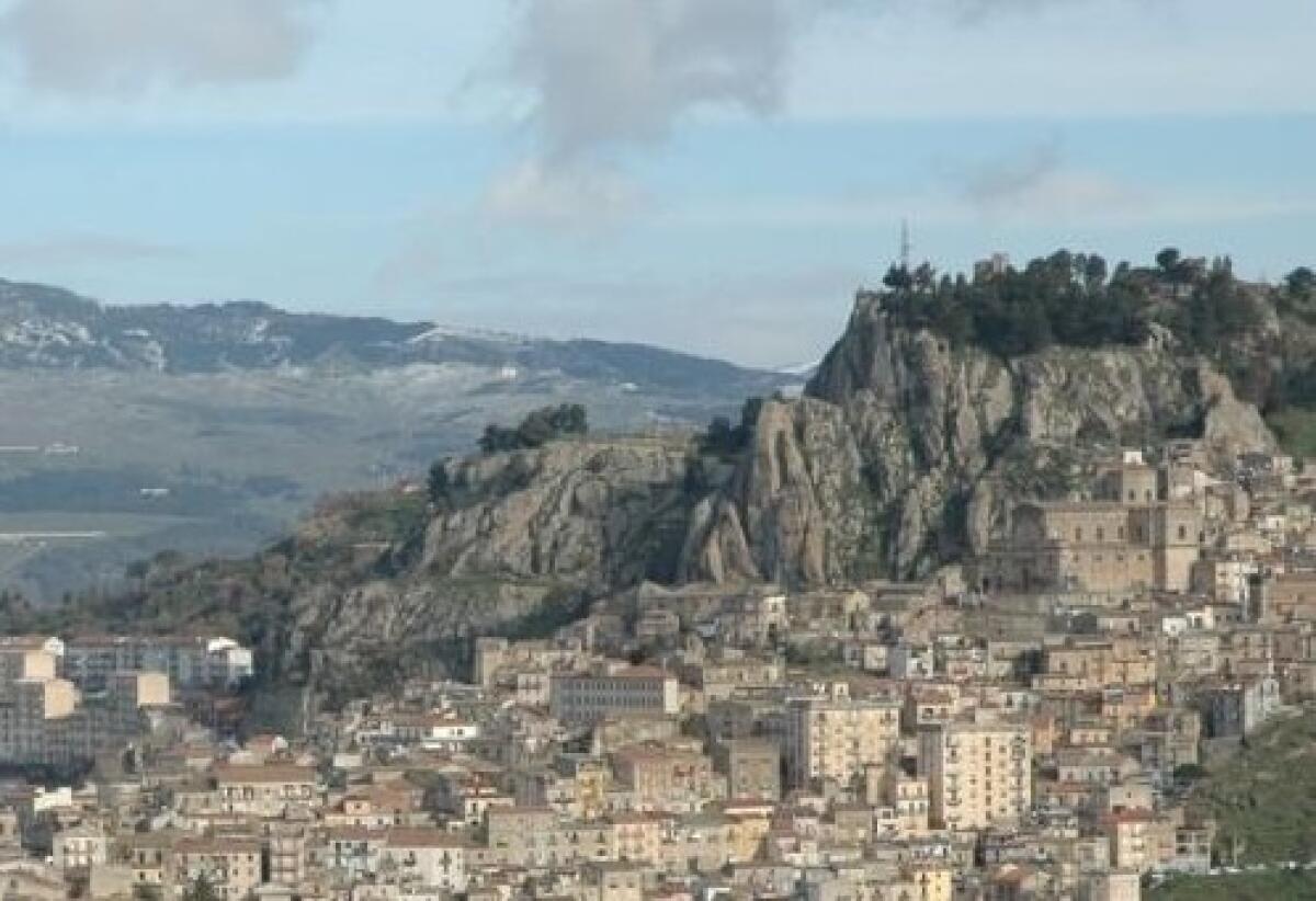 Nicosia. Ottava edizione Rassegna Libraria “Le Giornate di Davì” Piergiacomo La Via presenta il suo libro “Parole di Parte” - 