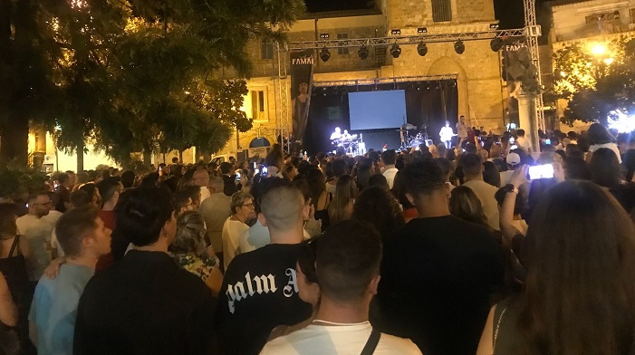 Aidone piazza Cordova stracolma di fan per il concerto del cantante neomelodico Angelo Famao