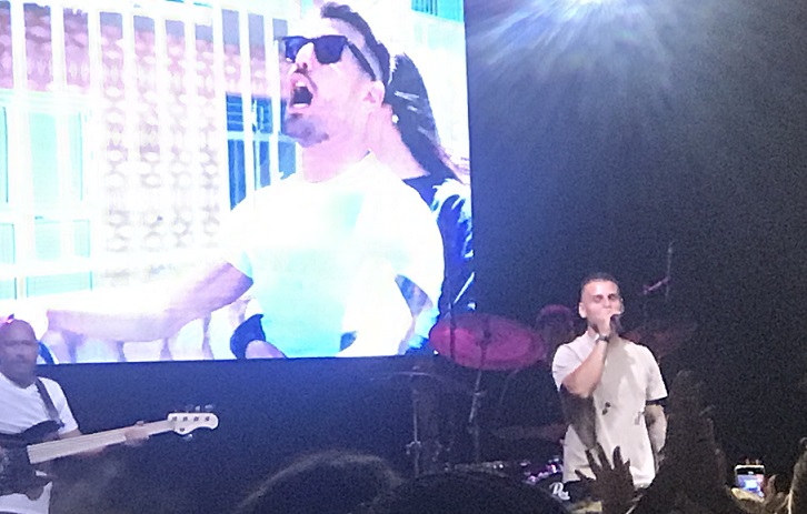 Aidone piazza Cordova stracolma di fan per il concerto del cantante neomelodico Angelo Famao