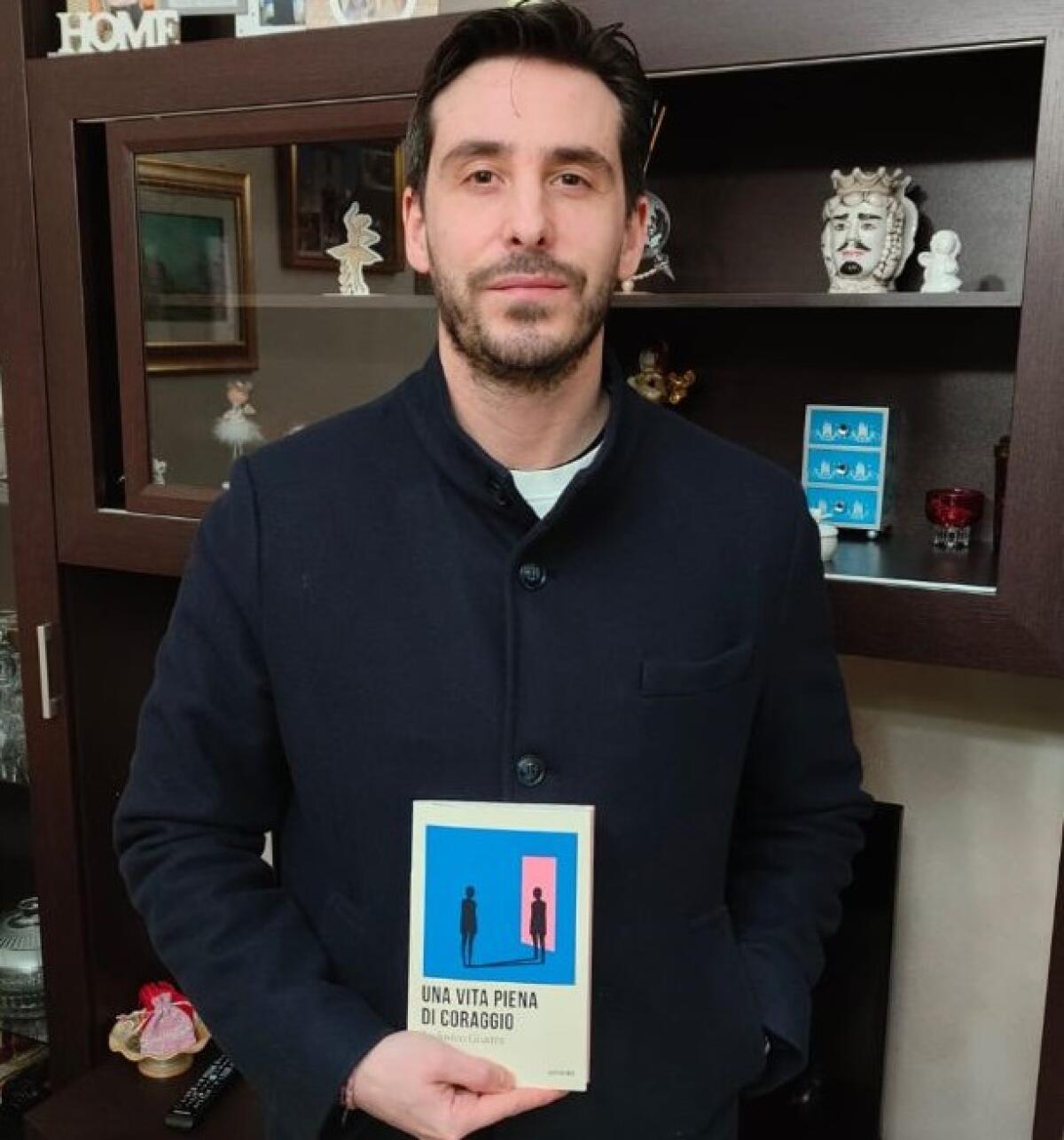 Aidone. Torna dall'Islanda per presentare il suo primo romanzo "Una vita piena di coraggio" - 