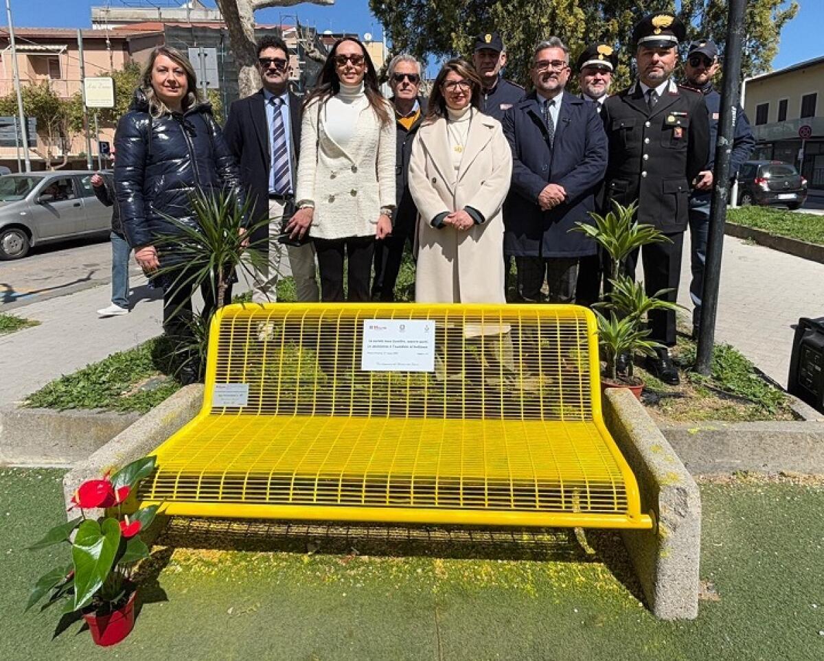 Piazza Armerina: inaugurata, nel giorno di primavera, una panchina gialla - 