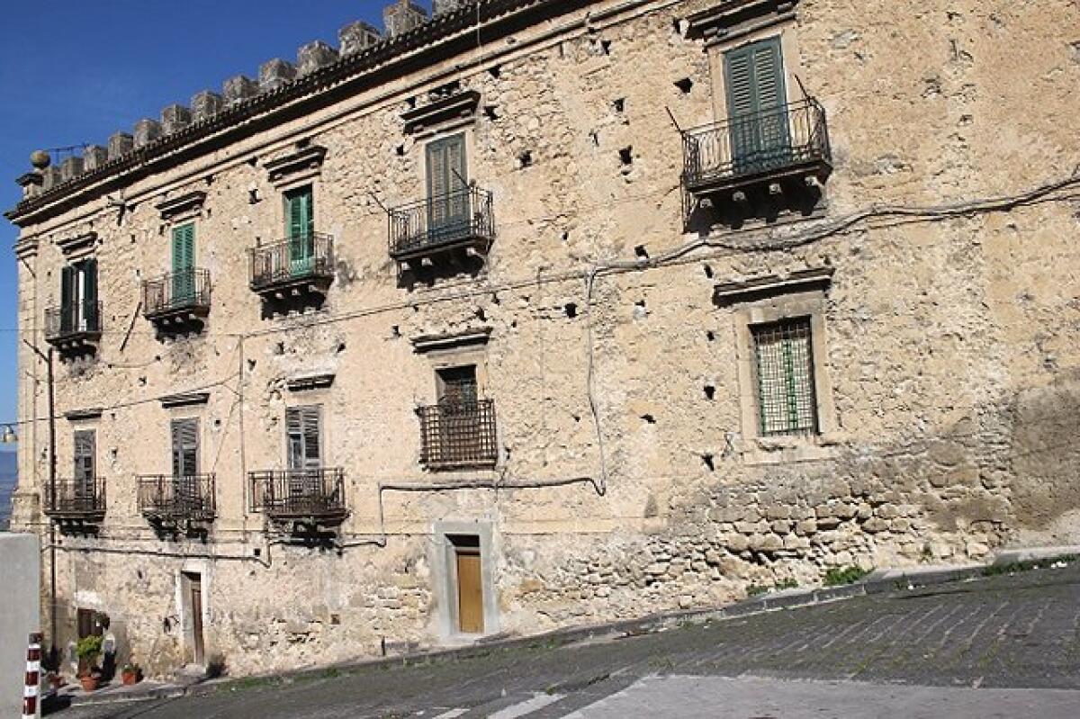 Leonforte: palazzo baronale Branciforti - 