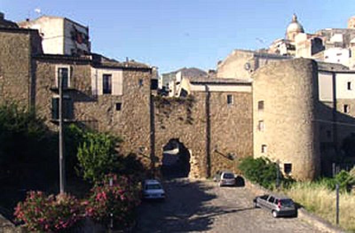 Piazza Armerina: Torrione Cinta Muraria e Torre del Padre Santo - 